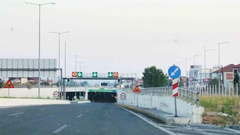 Απίστευτο: Κατέβασαν τις πινακίδες που έχουν τα ονόματα «Φίλιππος» και «Μέγας Αλέξανδρος» από τα τούνελ της Κατερίνης